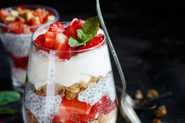 Chia puding çilekli parfe
