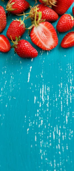 Çilek bir turkuaz mavi ahşap tablo