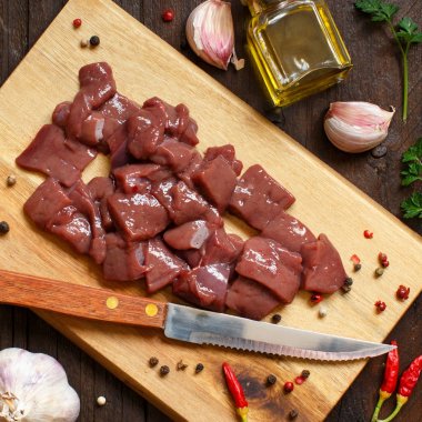 Baharat, ot ve sebze ile ham sığır eti karaciğer