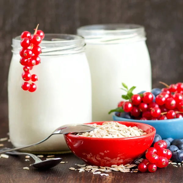 Здоровий сніданок - Свіжі ягоди, зернові та натуральний йогурт — стокове фото
