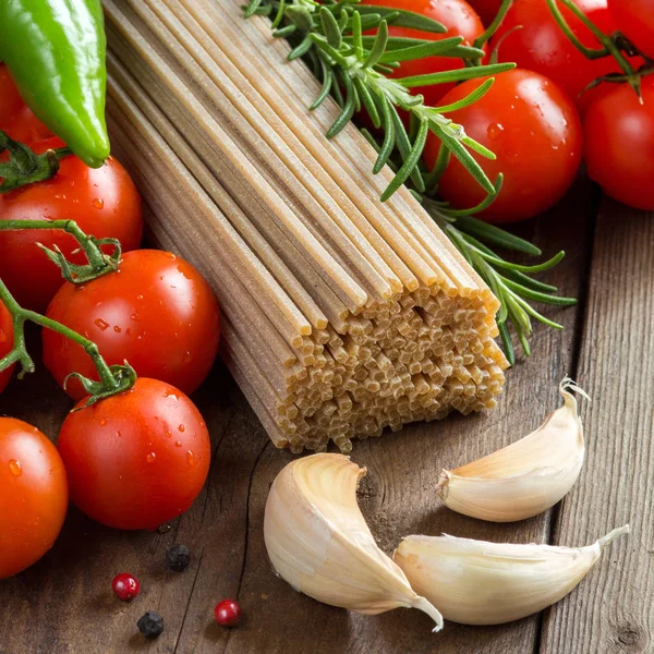 Espaguetis de trigo integral, verduras y hierbas — Foto de Stock