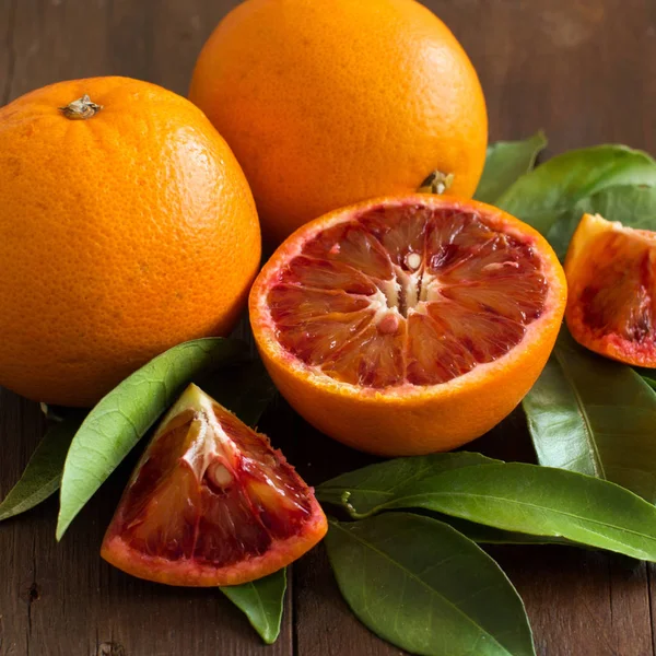 Naranjas sicilianas frescas con hojas —  Fotos de Stock