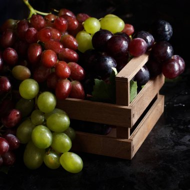 Karanlık bir arka plan üzerinde beyaz, kırmızı ve mavi üzüm