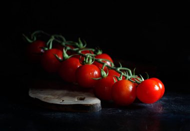 Koyu arkaplanda kiraz domatesleri