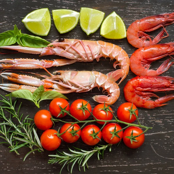 Raw langoustines and shrimps with vegetables — Stock Photo, Image