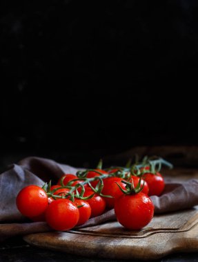 Koyu arkaplanda kiraz domatesleri