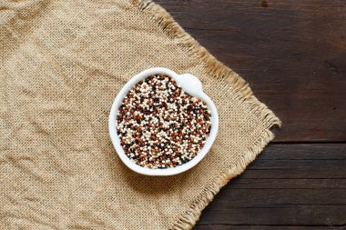 Pişmemiş karışık quinoa yığını 