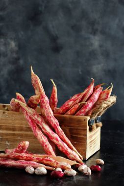 Pinto fasulye ile karanlık bir arka plan üzerinde bakla