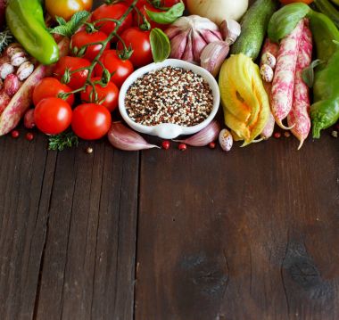 Sebze ile pişmemiş karışık quinoa