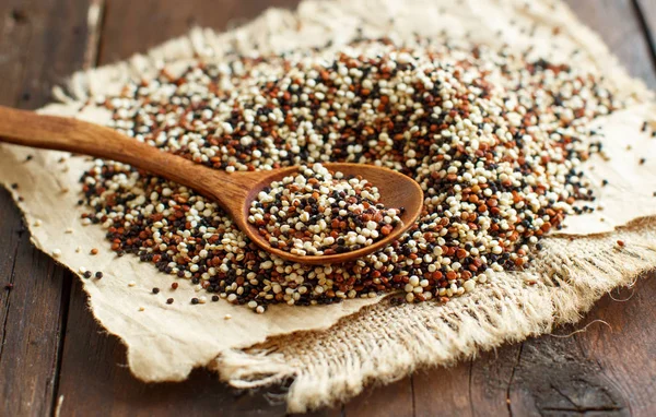 Pişmemiş yığını quinoa tahıl karışık.