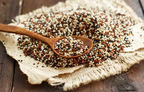 Pişmemiş yığını quinoa tahıl karışık. — Stok fotoğraf