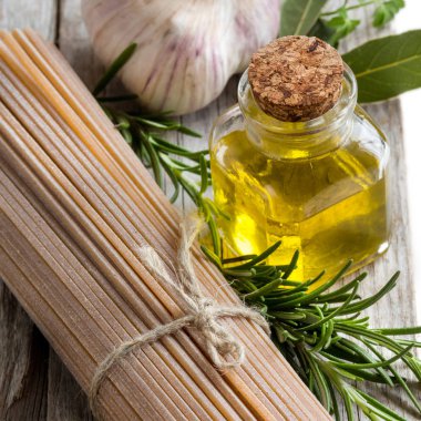Kepekli spagetti, sarımsak, oilve petrol ve otlar