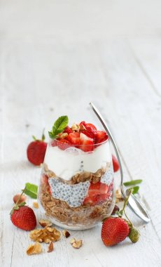 Chia puding çilekli parfe