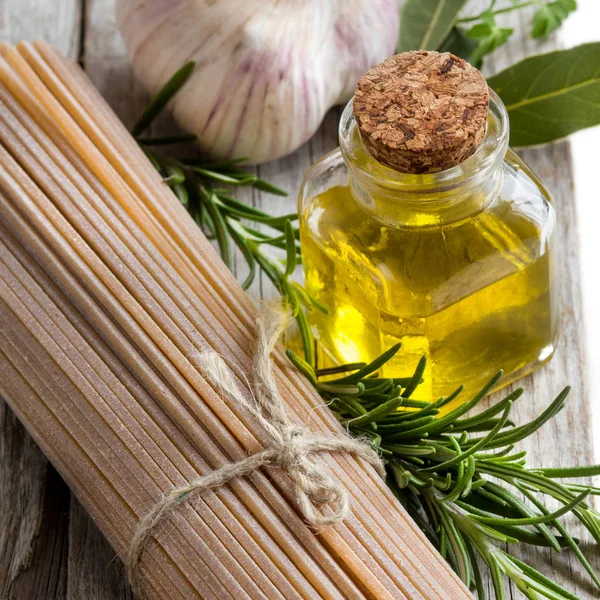 Espaguetis de trigo integral, ajo, aceite de oliva y hierbas — Foto de Stock