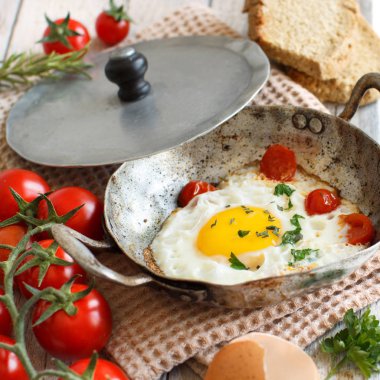 Sahanda yumurta üzerinde eski bir kızartma tavası