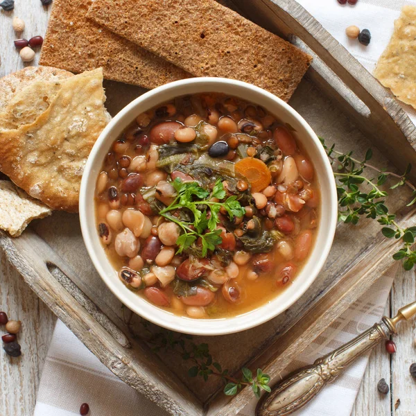 Legumbres y verduras cocidas en un tazón —  Fotos de Stock