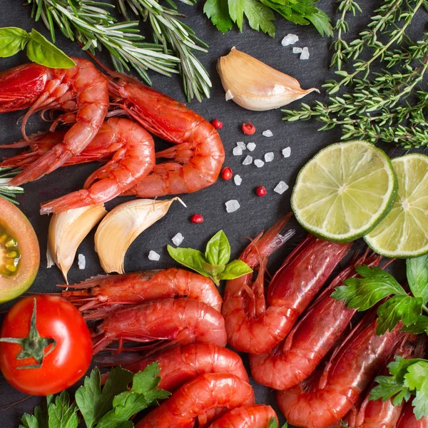 Domates, limon ve otlar ile çiğ karides 