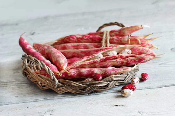 Fagioli con baccelli su un tavolo di legno — Foto Stock