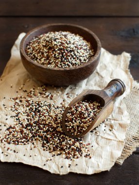 Pişmemiş yığını quinoa tahıl karışık.