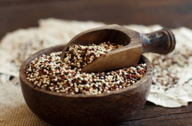 Pişmemiş quinoa tahıl bir kase karışık