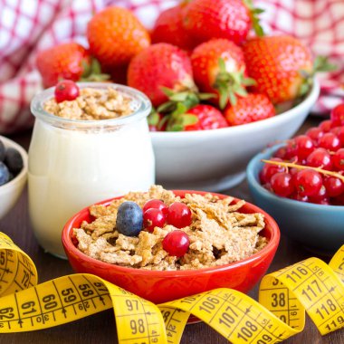 taze yoğurt, çilek, müsli ve ölçme bant kavanoz 