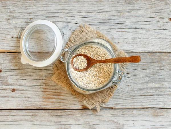 Bir bardak çiğ quinoa tahıl