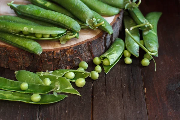 Cialde verdi fresche provenienti dal mercato agricolo — Foto Stock