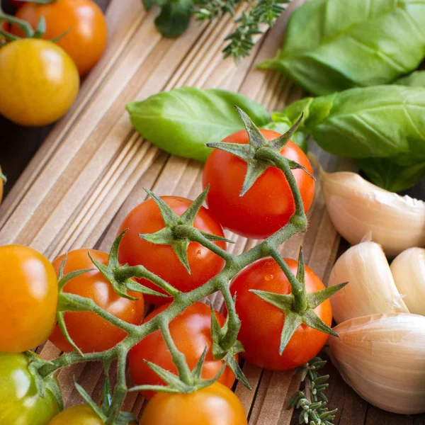 Surový fettuccine těstoviny, zelenina a byliny na dřevěné pozadí — Stock fotografie