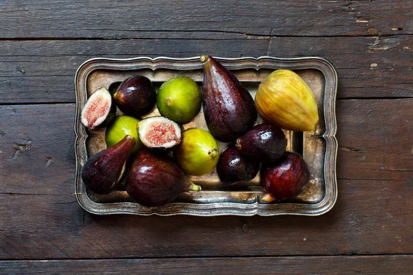 Bir tepsi üzerinde yeşil ve mor incir