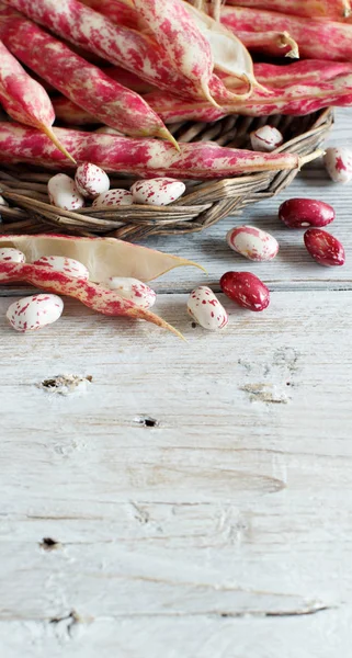 Pinto beans with pods on a wooden table — Stock Photo, Image