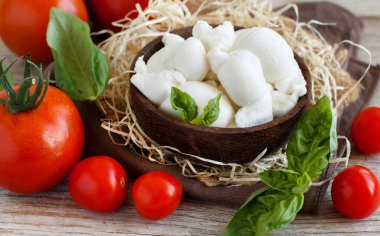 İtalyan peynir mozzarella nodini domates ve otlar ile 