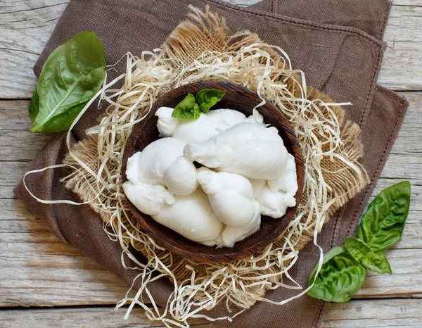 Итальянский сыр моцарелла нодини с базиликом — стоковое фото