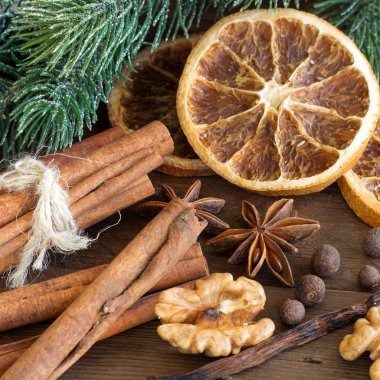 Baharat ile Noel kompozisyon