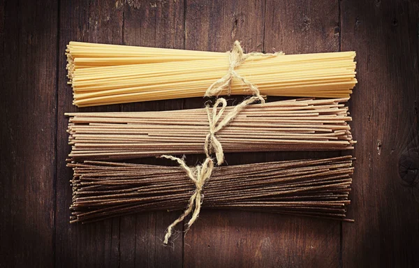 Espaguetis italianos en la vieja mesa de madera — Foto de Stock