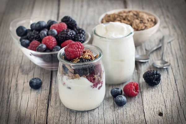 Snídaně s čerstvým řecký jogurt, müsli a ovocem — Stock fotografie