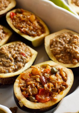 Fırın önce doldurulmuş patlıcan