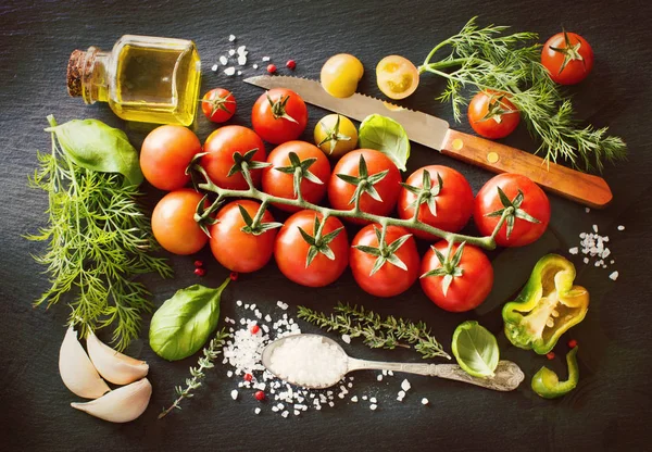 Kiraz domates, otlar ve zeytinyağı