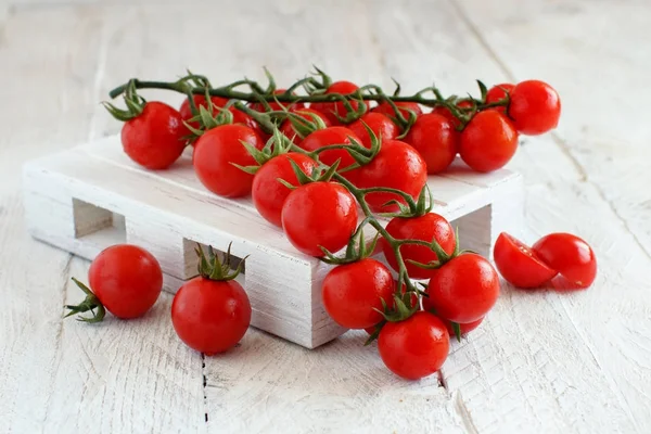 Tomates cherry sobre una vieja mesa de madera —  Fotos de Stock
