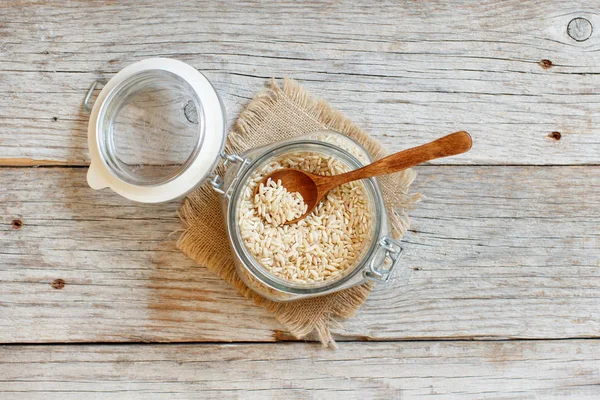 Kahverengi pirinç bir cam ahşap arka plan üzerinde 