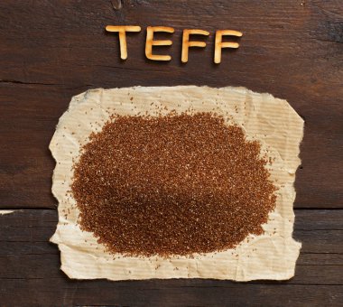 Pişmemiş teff tahıl ahşap kelime ile yığını