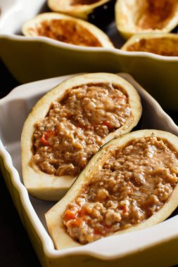 Fırın önce doldurulmuş patlıcan