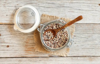 Pişmemiş quinoa tahıl bir bardak karışık