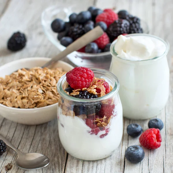 Snídaně s čerstvým řecký jogurt, müsli a ovocem — Stock fotografie