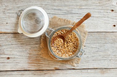  Bir cam ahşap arka plan üzerinde kamut tahıl 