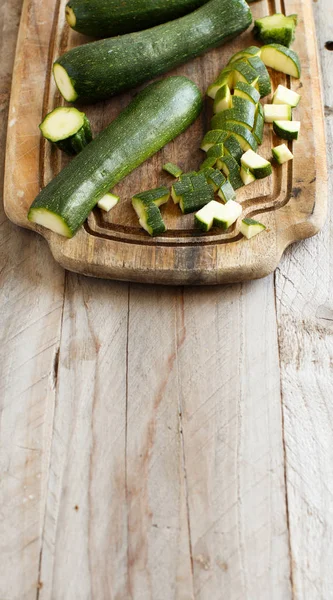 Verse courgette op houten bord — Stockfoto