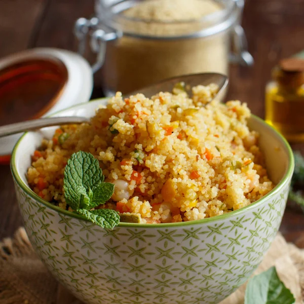 Couscous con gambas y verduras — Foto de Stock