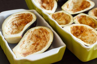 Yedeklenmiş patlıcan hazırlanıyor