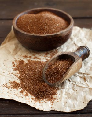 Bir kase içinde pişmemiş teff tahıl