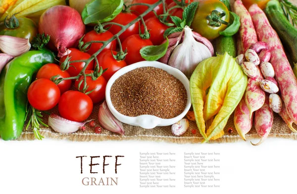 Pişmemiş teff tahıl sebze ile — Stok fotoğraf