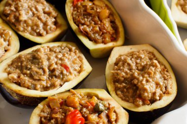 Fırın önce doldurulmuş patlıcan